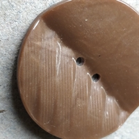 30 mm. Lys brun retro knap, i plastik.